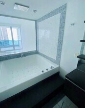 200 Biscayne Boulevard Way, Unit 3306 in Miami, FL - Building Photo - Building Photo