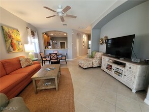 10630 Camarelle Cir in Ft. Myers, FL - Foto de edificio - Building Photo