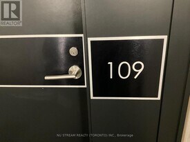 215 Fort York Blvd in Toronto, ON - Building Photo