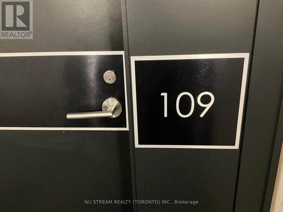 215 Fort York Blvd in Toronto, ON - Building Photo