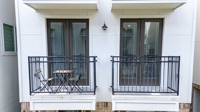 1274 N Post Oak Rd in Houston, TX - Building Photo - Building Photo