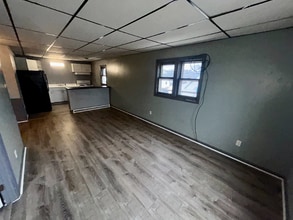 102 S Main St, Unit 2B in Harrisville, PA - Foto de edificio - Building Photo