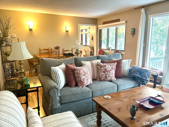 576 Heritage Vlg in Southbury, CT - Building Photo - Building Photo