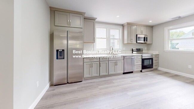 3 Harris Rd in Medford, MA - Building Photo - Building Photo