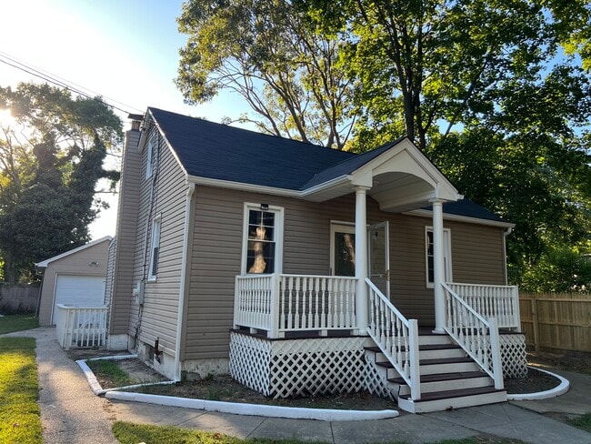 6 Broadway in Shirley, NY - Building Photo - Building Photo