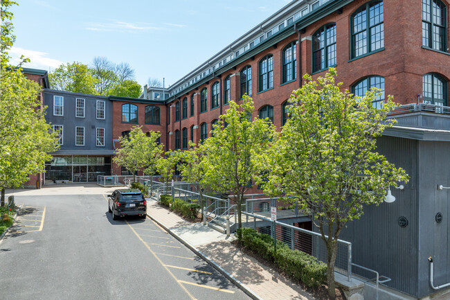 Riverfront Lofts in Pawtucket, RI - Foto de edificio - Building Photo