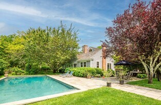 1 Dune Alpin Dr S in East Hampton, NY - Building Photo