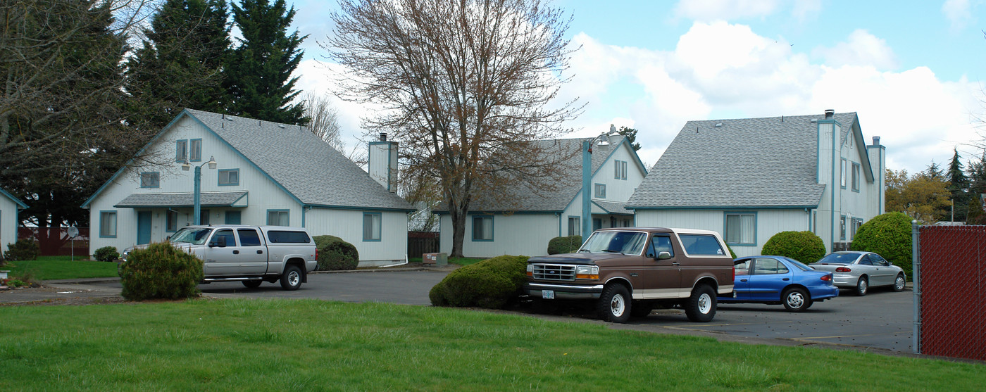 Barrington Square in Albany, OR - Building Photo