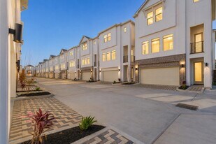 8315 Brecha Ln in Houston, TX - Building Photo