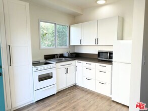 225 S Clark Dr in Beverly Hills, CA - Building Photo - Building Photo