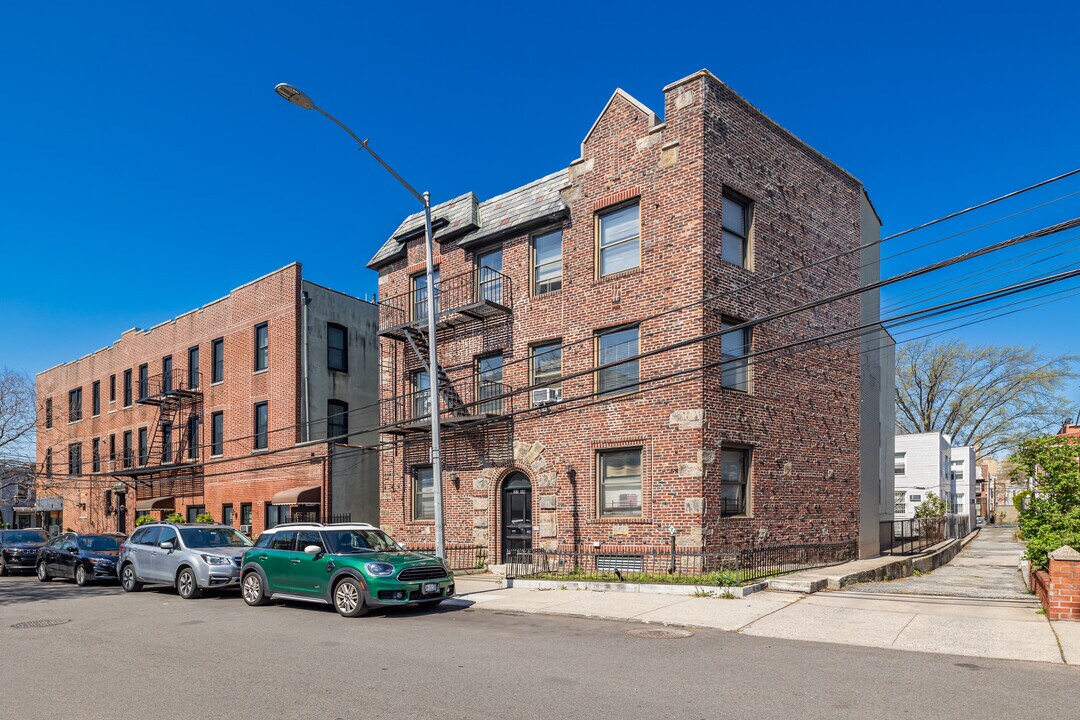 23-84 26th St in Astoria, NY - Building Photo