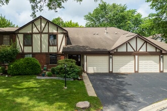 374 Greystone Ct in Schaumburg, IL - Building Photo - Building Photo