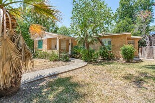 101 Canterbury Hill St in San Antonio, TX - Building Photo