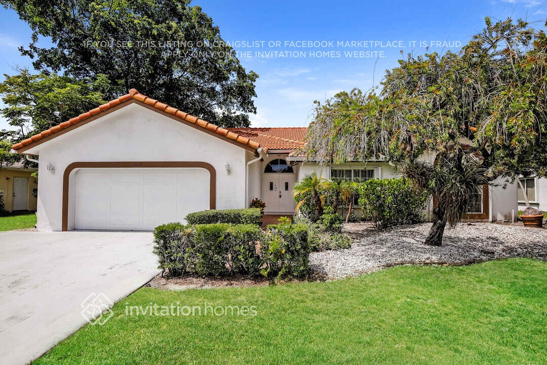8017 NW 83rd St in Tamarac, FL - Foto de edificio