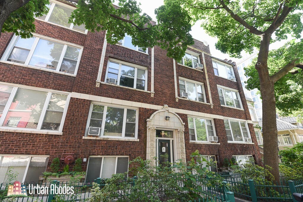 3161 N Pine Grove Ave, Unit M00B in Chicago, IL - Building Photo