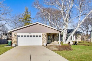 2616 N Dryden Pl in Arlington Heights, IL - Building Photo