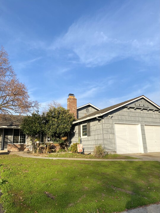 3107 Hampshire Dr in Sacramento, CA - Building Photo