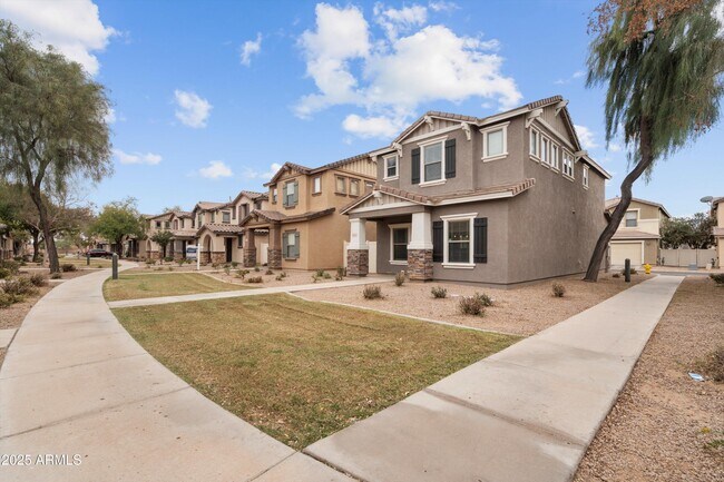 5824 E Hoover Ave in Mesa, AZ - Foto de edificio - Building Photo