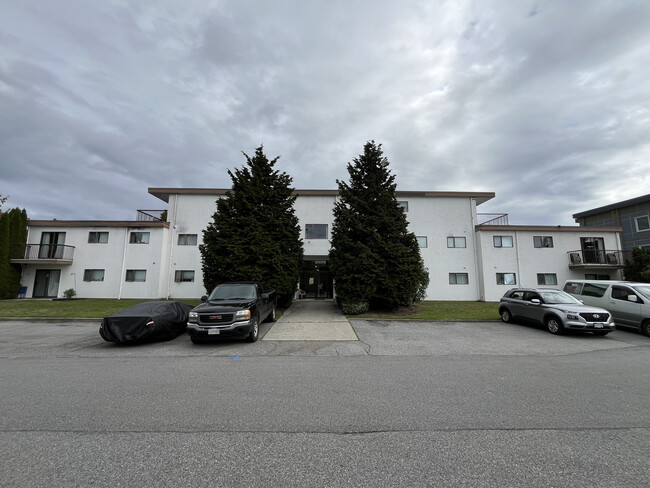 Inlet Apartments in Sechelt, BC - Building Photo - Building Photo