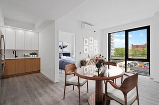 33-52-52 Crescent St in Queens, NY - Building Photo