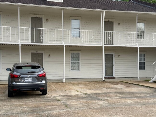 Oakwood Village Apartments in Tupelo, MS - Building Photo - Building Photo