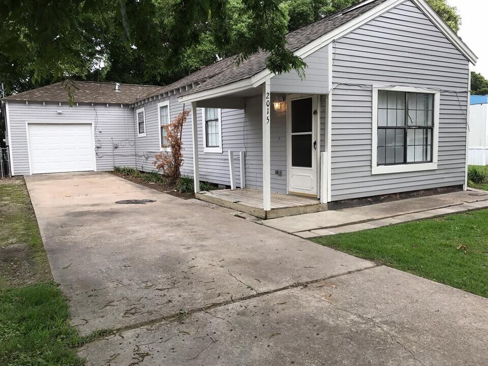 2015 Bayou Rd in La Marque, TX - Building Photo