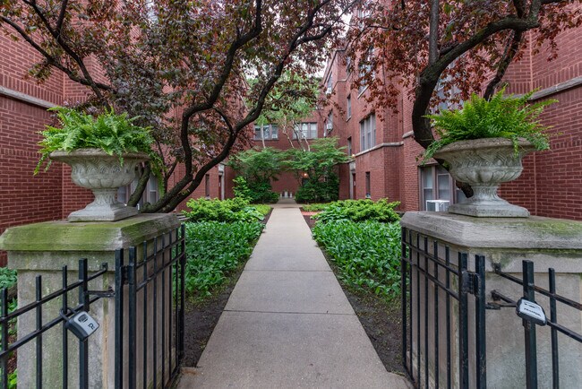 1325 W Addison St in Chicago, IL - Building Photo - Building Photo