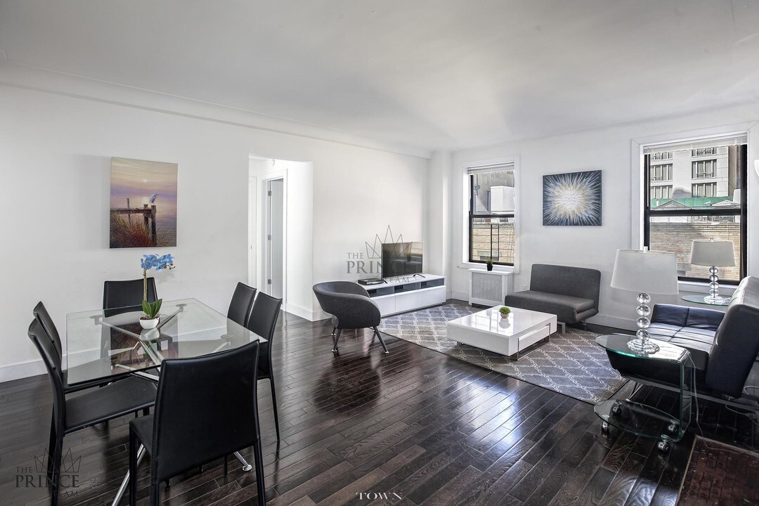 15 W 55th St-Unit -7-C in New York, NY - Building Photo