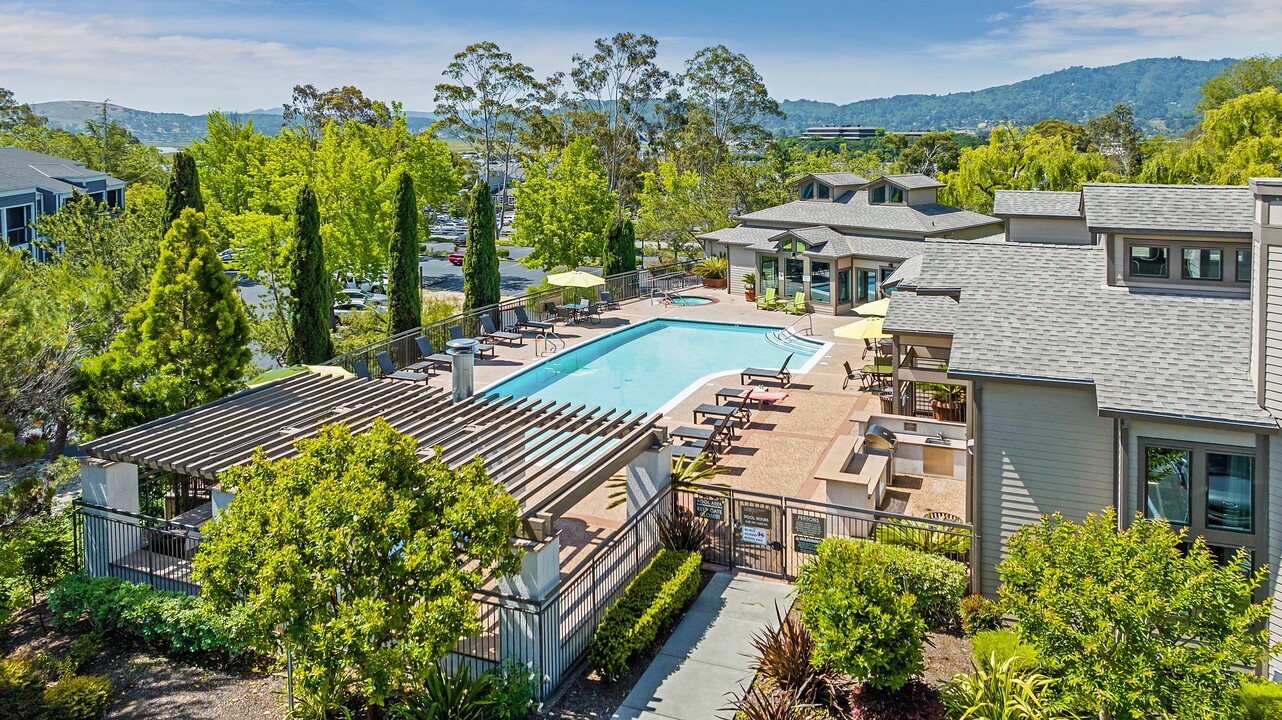 Larkspur Courts in Larkspur, CA - Building Photo