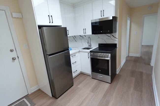 3136 Lake Shore Blvd W in Toronto, ON - Building Photo - Building Photo