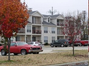 Carriage House Apartments in Paragould, AR - Foto de edificio - Building Photo