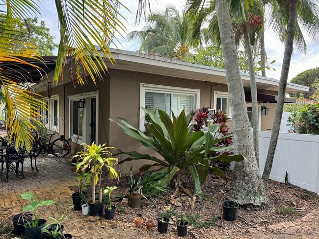 2417 NE 15th Ave in Wilton Manors, FL - Building Photo - Building Photo