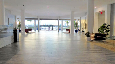 800 West Ave, Unit 338 in Miami Beach, FL - Foto de edificio - Building Photo