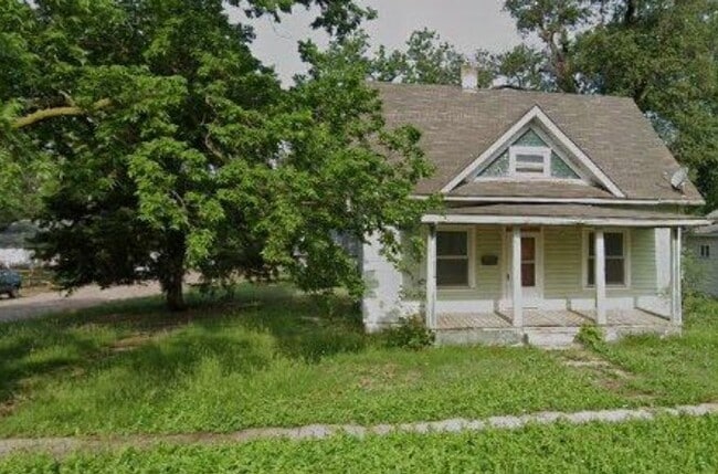 201 N Douglas Ave in Lyons, KS - Building Photo - Building Photo