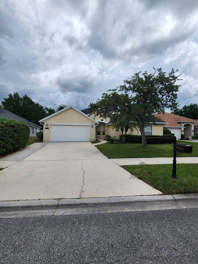 property at 7621 Crosstree Ln