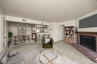 Ashley Square in Des Moines, IA - Building Photo