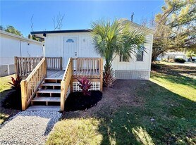 5675 Pine Island Rd in Bokeelia, FL - Building Photo