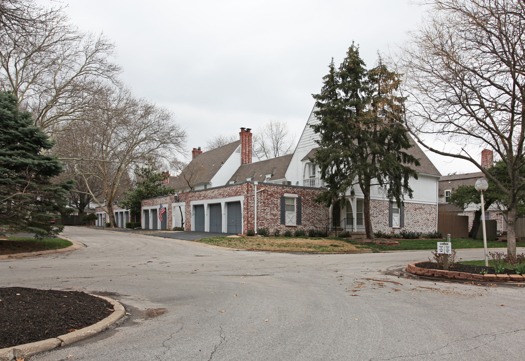 Pinebrooke Condominiums in Overland Park, KS - Building Photo