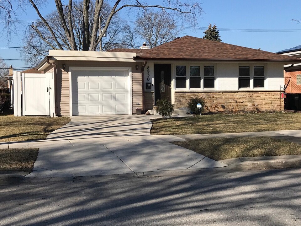 8930 Meade Ave in Morton Grove, IL - Building Photo