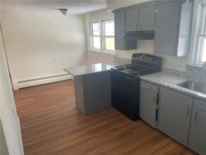 45 Johnson Ave in Warwick, RI - Building Photo - Building Photo