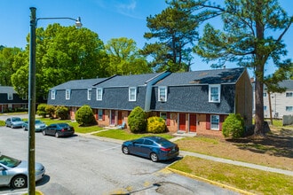 New Castle Apartments in Colonial Heights, VA - Foto de edificio - Building Photo