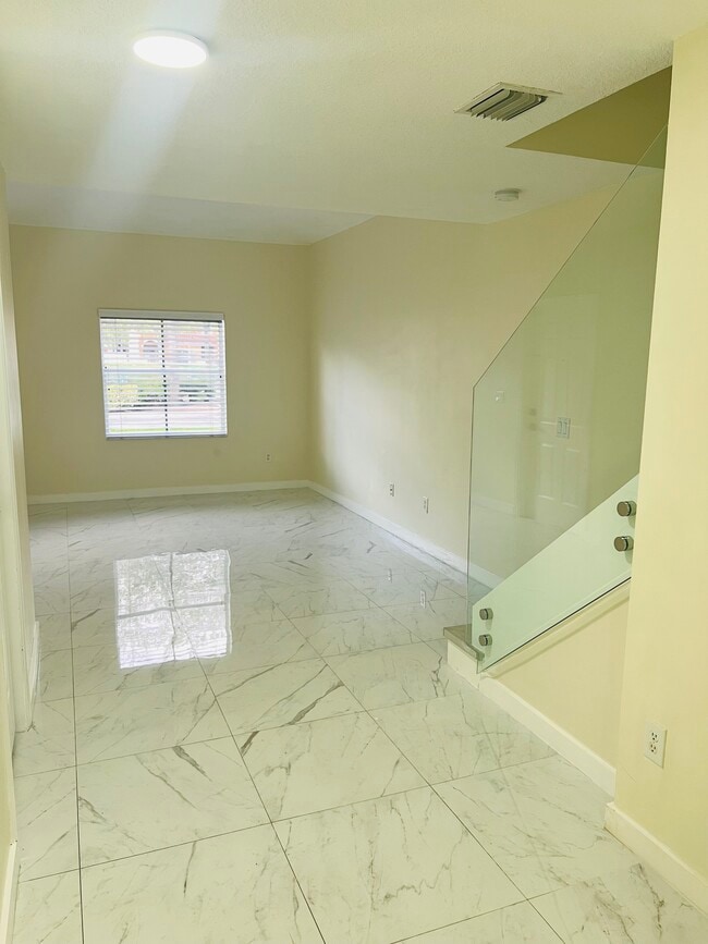 4950 White Mangrove Way E in Fort Lauderdale, FL - Foto de edificio - Building Photo