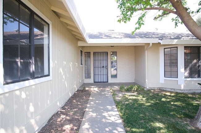 1645 Electric Ct in Modesto, CA - Building Photo - Building Photo
