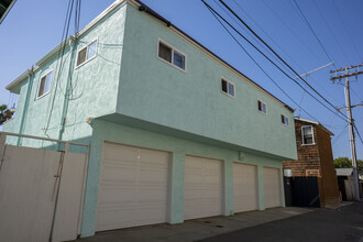 706 S Pacific St in Oceanside, CA - Building Photo - Building Photo