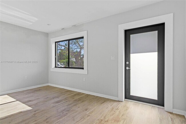 2353 SW 31st Ave, Unit 2351 in Miami, FL - Building Photo - Building Photo