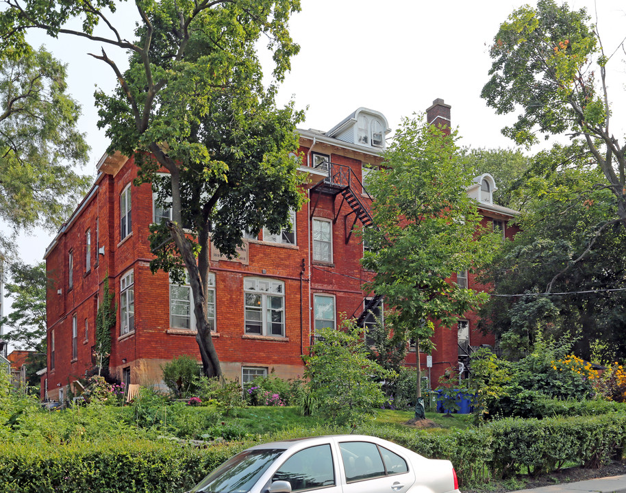 Kenson Court in Hamilton, ON - Building Photo