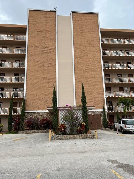 300 NE 12th Ave in Hallandale Beach, FL - Building Photo