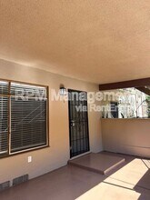 17620 Burbank Blvd in Los Angeles, CA - Foto de edificio - Building Photo