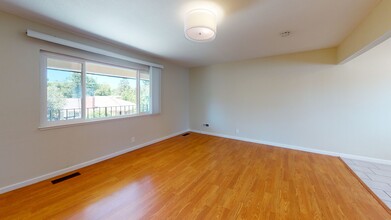 124 Wayne Ct E, Unit 124 in Redwood City, CA - Building Photo - Building Photo