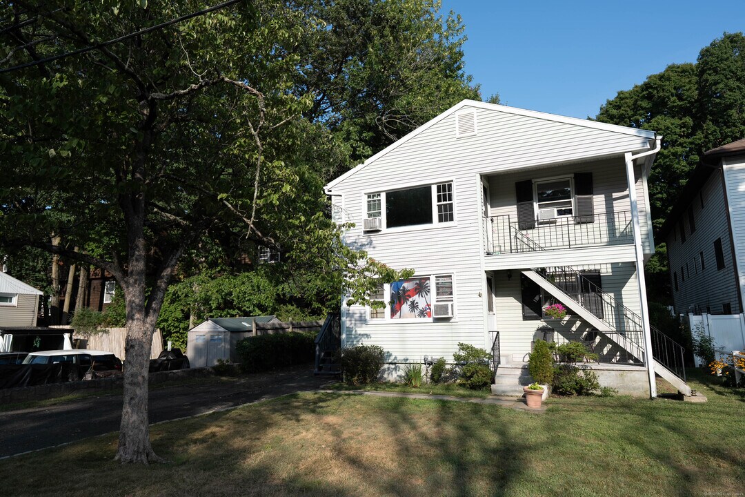 16 Oenoke Pl in Stamford, CT - Building Photo